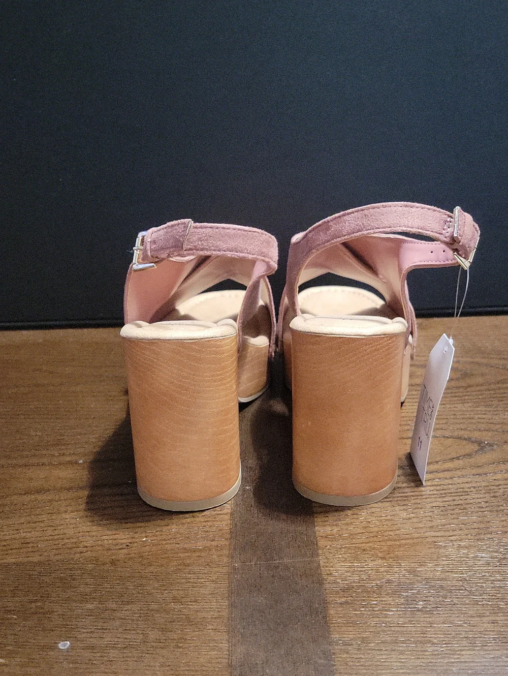 Women’s Pink Suede Crisscross Platform Sandals.  T17